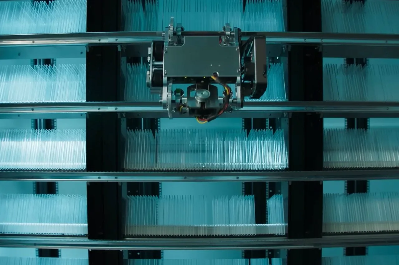 armazenamento no vidro via laser de precisão Glass storage through precision lasers